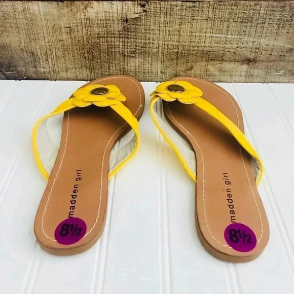 NWOT Madden Girl Flower Sandals - Picture 2 of 4